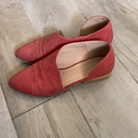 Red Snakeskin(fake) Shoes - Picture 3 of 5